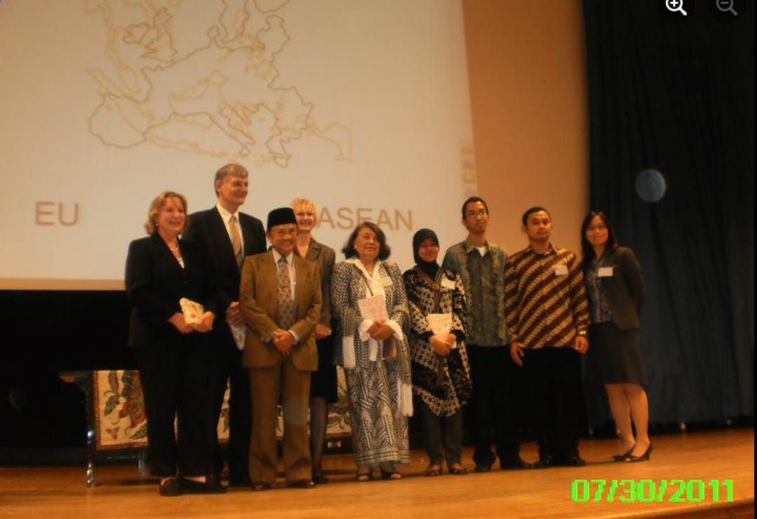 Kuliah Umum Prof. Habibie di Aachen tahun 2011 [Dari kiri: Hilde Scheidt (Bürgermeisterin der Stadt Aachen, Bündnis 90/Die Grünen), Prof. Ernst Schmachtenberg (damaliger Rektor der RWTH Aachen), Prof. B. J. Habibie, Iris Kreutzer (Leiterin des Kommunalen Integrationszentrums Aachen und Region), Sri Budiarti Tunruang (Ketua Arbeitskreis Indonesien e. V.), Sasmaya Tillotama (Ketua PPI Aachen 2011/2015), Achmad Adhitya (Pengurus I-4 di Eropa), Feby Kumara Adi (Ketua PPI Aachen 2007/2009) dan Lilian Lie (pembawa acara)]